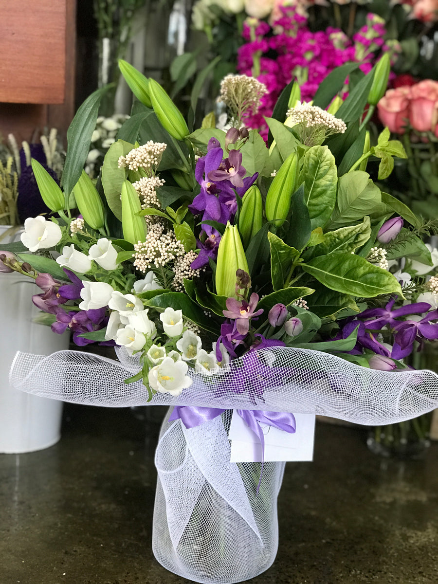 What Should You Write in a Floral Card Message?