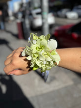 Buttonhole / wrist corsage